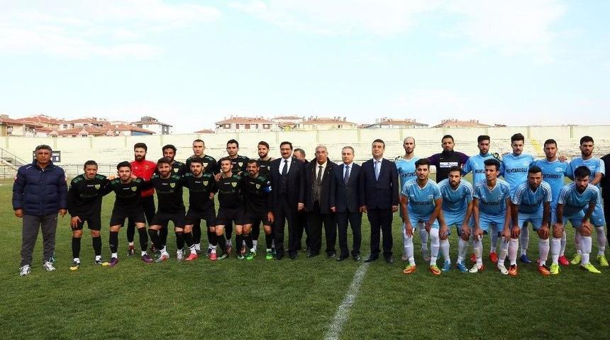 Dostluk Ma&ccedil;ıyla G&ouml;n&uuml;ller Bir