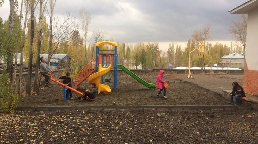 Polise Taş Atan &Ccedil;ocuklar Artık Parklarda Oynuyor