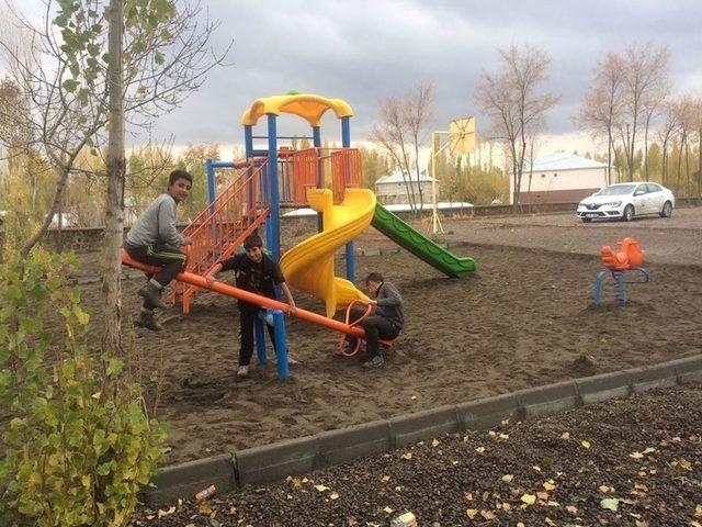 Polise Taş Atan &Ccedil;ocuklar Artık Parklarda Oynuyor 1