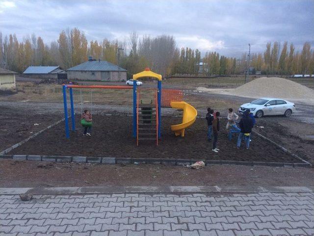 Polise Taş Atan Çocuklar Artık Parklarda Oynuyor