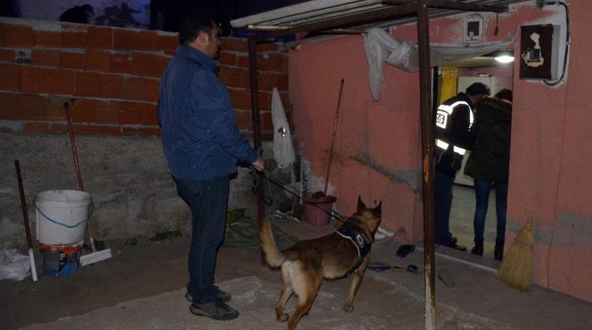 İzmir&rsquo;de 300 Polisle Uyuşturucu Operasyonu: 25 G&ouml;zaltı