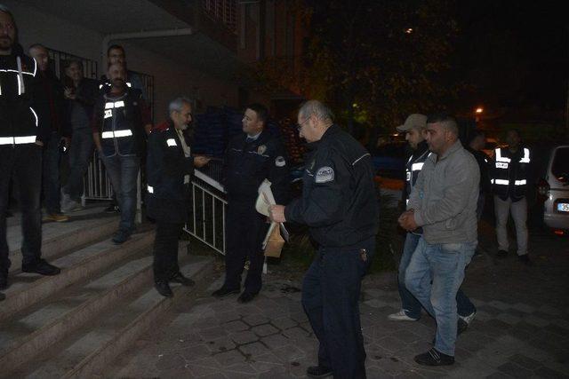 İzmir’de 300 Polisle Uyuşturucu Operasyonu: 25 Gözaltı