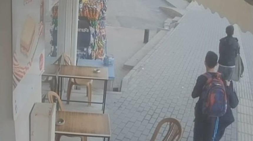 (&ouml;zel Haber) &Ccedil;ocuklar Okul Kıyafetleriyle Kahvedeki Paraları &Ccedil;aldı