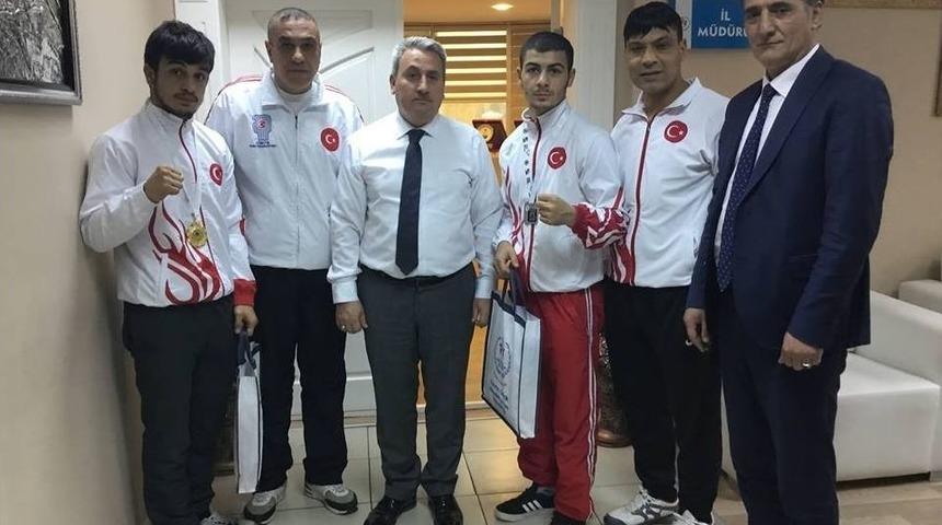 Ringin Şampiyonları &Ouml;d&uuml;llendirildi