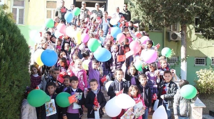 (&ouml;zel Haber) Jandarma &Ouml;ğrencileri Sevindirdi