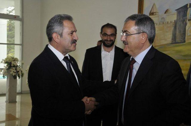 T&uuml;rkiye&rsquo;nin İki B&uuml;y&uuml;k Kupası, Sel&ccedil;uk&rsquo;ta Sergileniyor 1