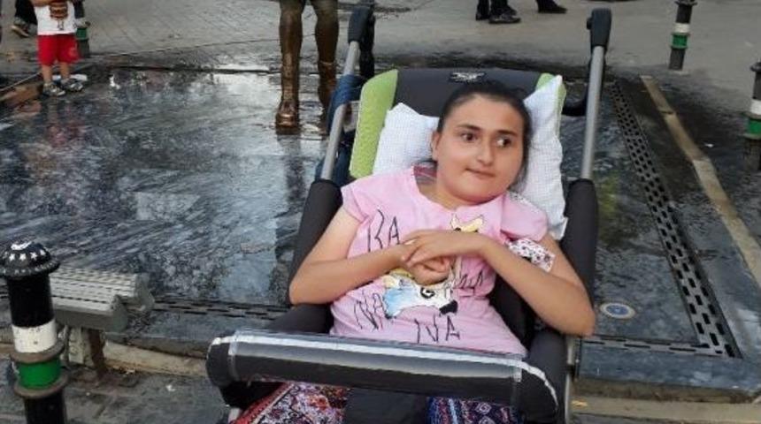 Engelli Kızın Tek Hay&acirc;li Erdoğan&rsquo;la G&ouml;r&uuml;şmek