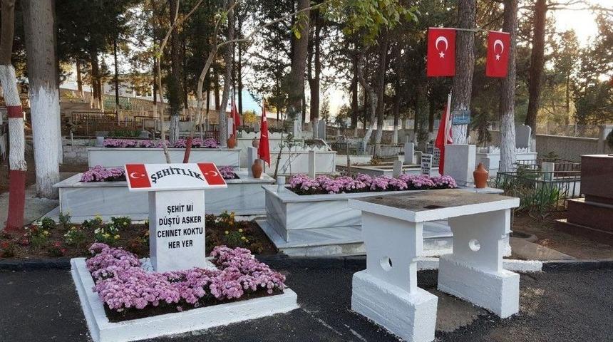 Şehit Mezarları &Ccedil;i&ccedil;ek A&ccedil;tı