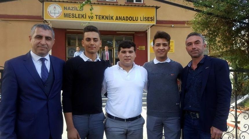Bayrak Sevgileri İle &Uuml;nl&uuml; Olan Meslek Liseliler &Ouml;d&uuml;llendirildi