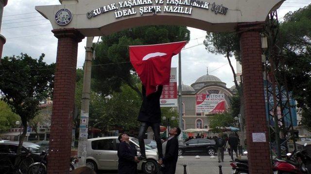 Bayrak Sevgileri İle Ünlü Olan Meslek Liseliler Ödüllendirildi