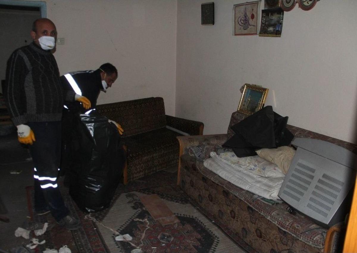 Yeşil T&uuml;rbe Yanındaki Evden 2 Kamyon &Ccedil;&ouml;p &Ccedil;ıktı