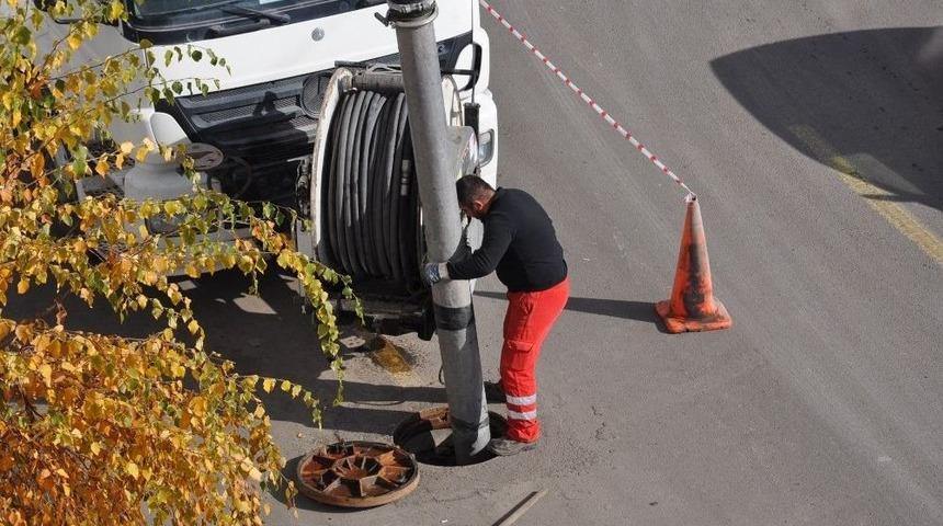 Kars&rsquo;ta Yağmur Suyu Kanalizasyon Şebekesi Temizleniyor