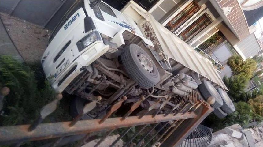 Kamyon Apartmanın Bah&ccedil;esine U&ccedil;tu