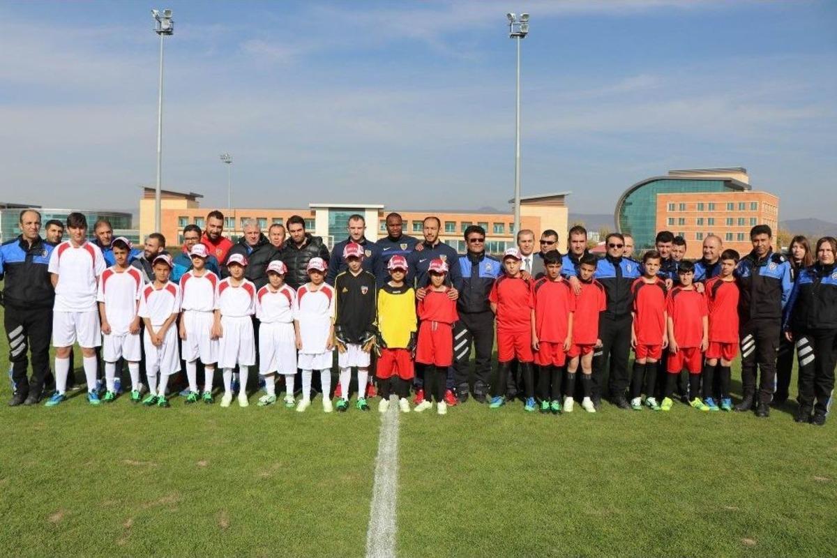 Suriyeli &Ccedil;ocuklar İle Kayserisporlu Futbolcular Birlikte Ter D&ouml;kt&uuml;
