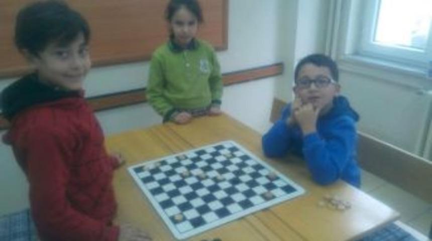 İlkokul &Ouml;ğrencilerine &rsquo;&ccedil;apraz Dama&rsquo; Kursu