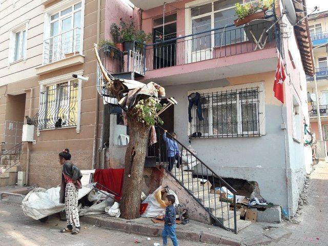 (özel Haber) Kağıt Toplayıcısı Genç Evinin İkinci Katından Aşağı Düştü