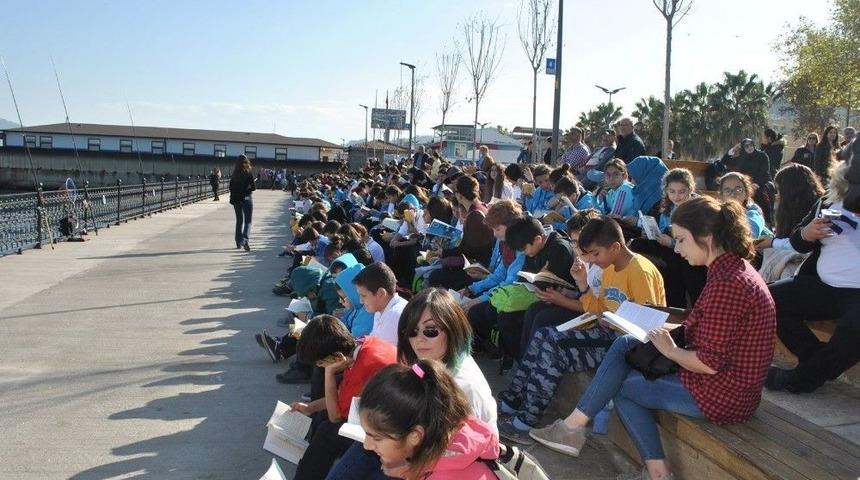 Mudanyalı &Ccedil;ocuklar Sahilde Kitap Okudu