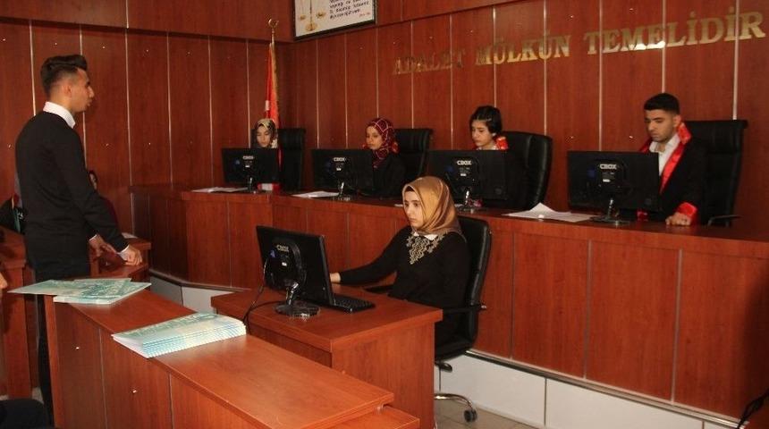 Okulda Mahkeme Salonu Şeklinde Sınıf A&ccedil;ıldı