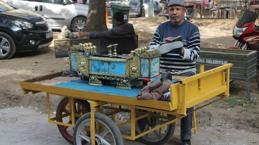 El Arabasında Boyacılık Yapıyor