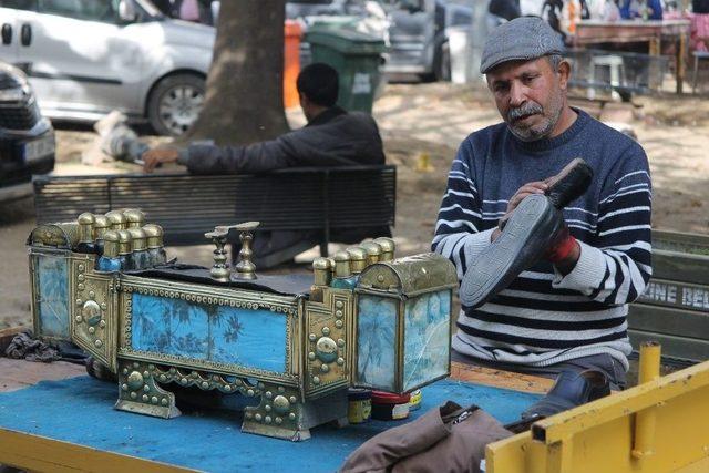 El Arabasında Boyacılık Yapıyor