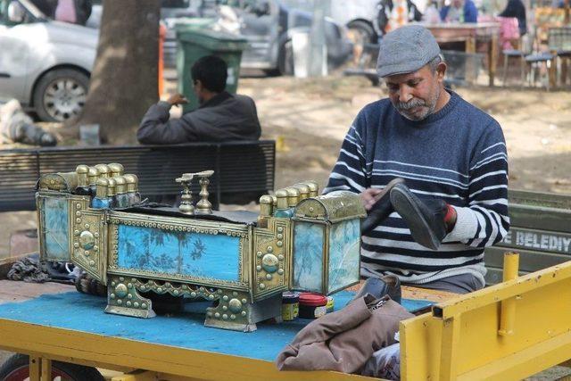 El Arabasında Boyacılık Yapıyor