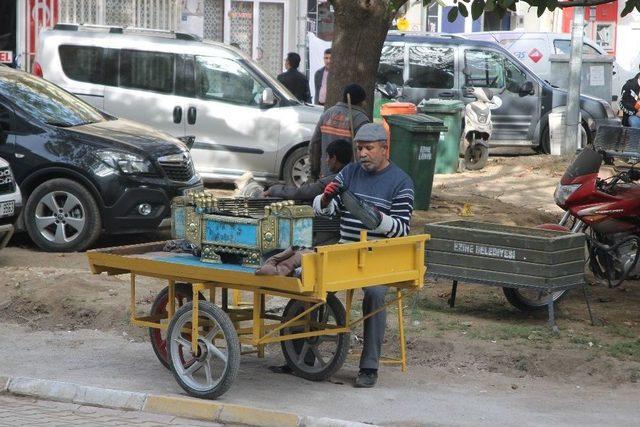 El Arabasında Boyacılık Yapıyor