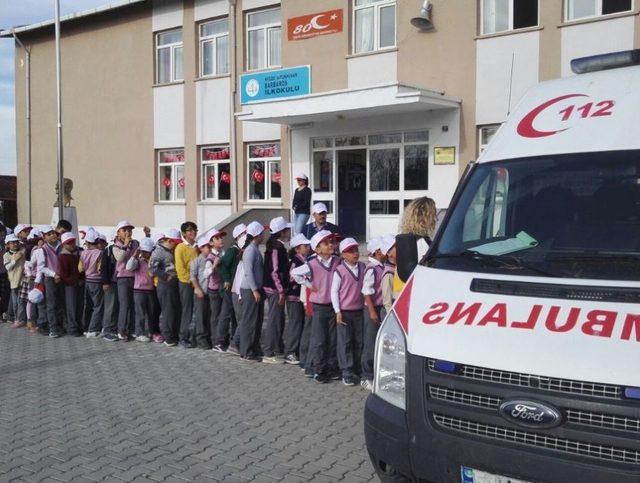 Öğrencilere 112 Acil Ve Ambulans Eğitimi Verildi