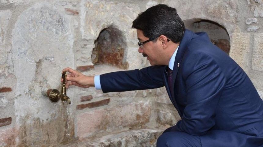 Tarihi &Ccedil;eşme 25 Yıl Sonra Yeniden Akmaya Başladı