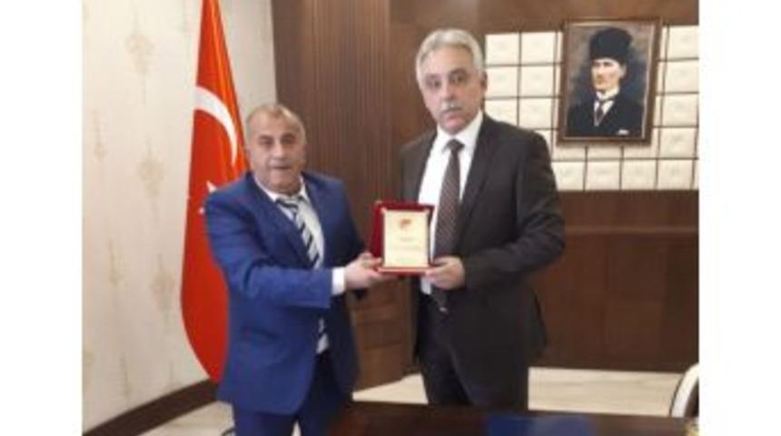 Tff Hakkari İl Temsilcisi Aykut&rsquo;tan Vali Toprak&rsquo;a Plaket