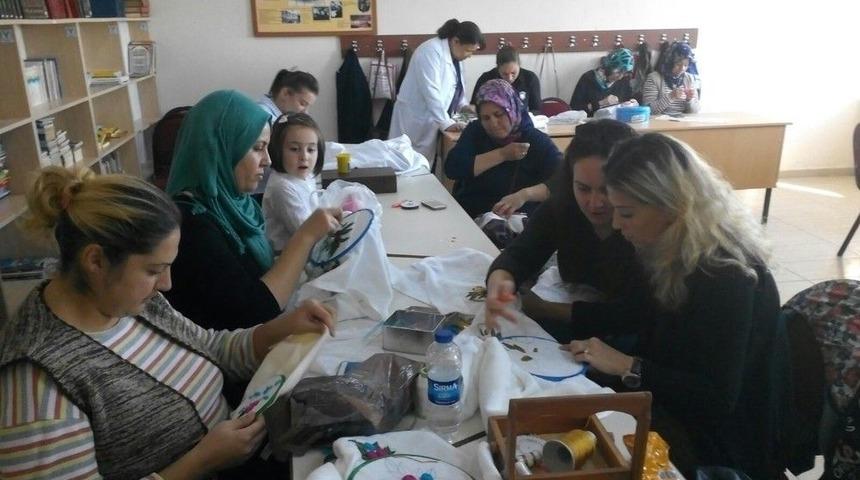 Burhaniye&rsquo;de Anneler &Ccedil;ocuklarını Beklerken Nakış &Ouml;ğreniyor