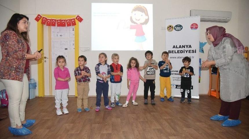 Minik Öğrencilere Oyun Ve Şarkılarla El Temizliği