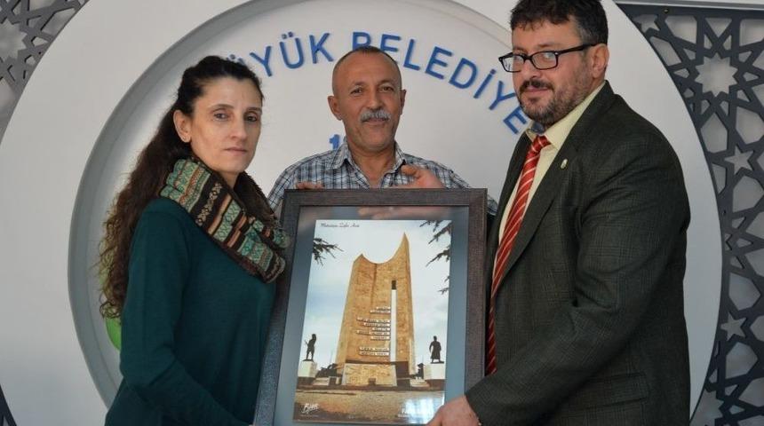 Hatay B&uuml;y&uuml;kşehir Belediyesi Tiyatro Ekibinden Boz&uuml;y&uuml;k Belediyesi&rsquo;ne Teşekk&uuml;r Plaketi