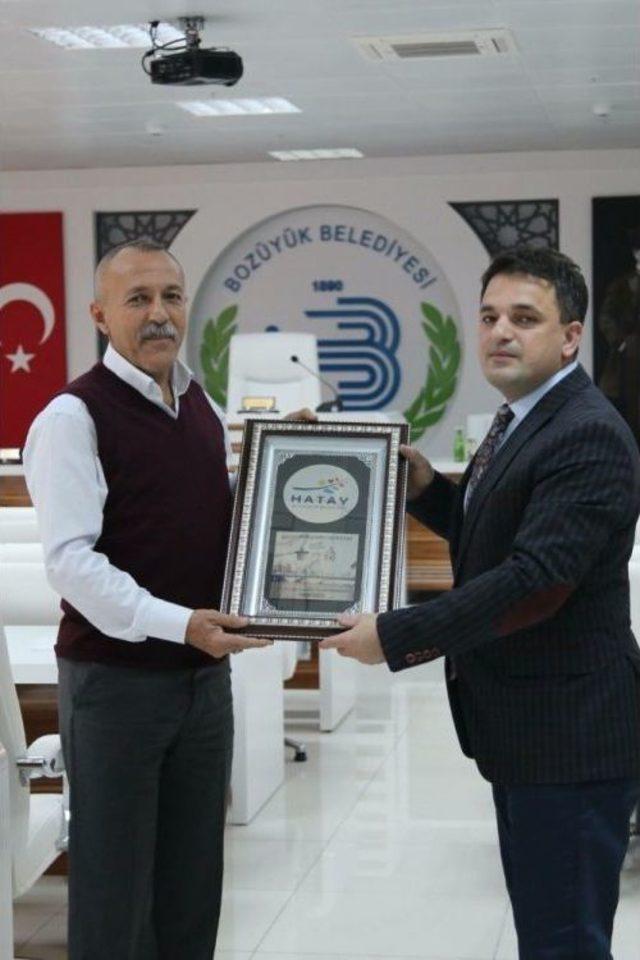 Hatay Büyükşehir Belediyesi Tiyatro Ekibinden Bozüyük Belediyesi’ne Teşekkür Plaketi