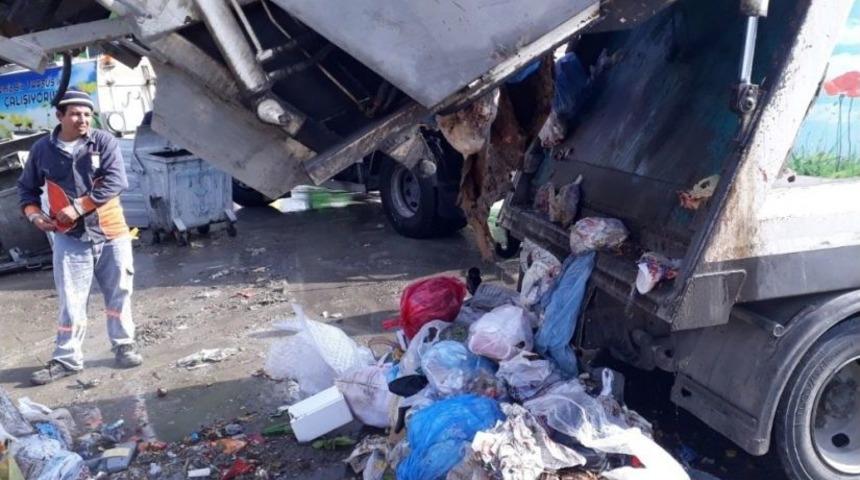 Temizlik İş&ccedil;ileri, &Ccedil;&ouml;pte Buldukları &Ccedil;antayı Sahibine Teslim Ettiler