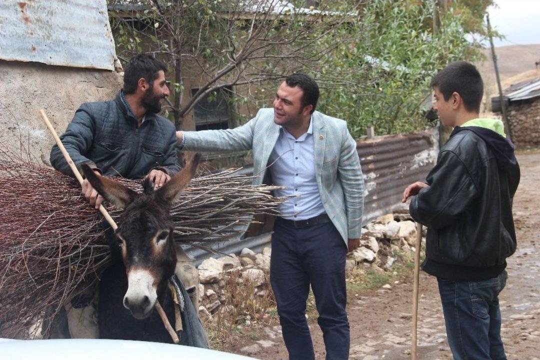 Sivaslı Siyaset&ccedil;i 10 G&uuml;nde 85 K&ouml;y Gezdi