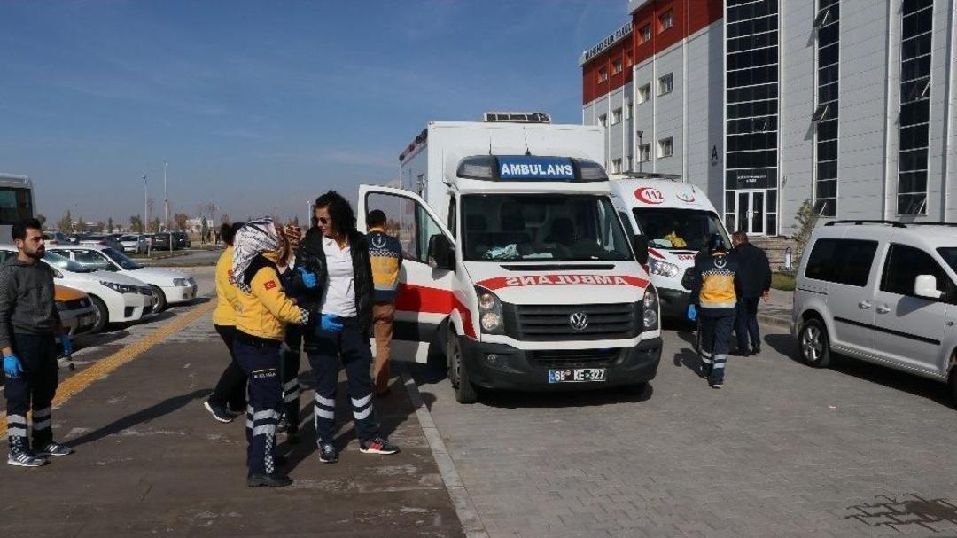 &Uuml;niversitede İki &Ouml;ğrenci Gurubu Arasında Kavga: 3 Yaralı, 8 G&ouml;zaltı