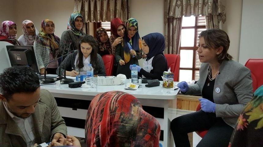 D&uuml;nya Diyabet G&uuml;n&uuml;nde Kan Şekeri &Ouml;l&ccedil;&uuml;mleri Yapıldı