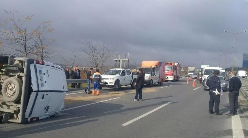 Tem Otoyolunda Su Y&uuml;kl&uuml; Ara&ccedil; Devrildi, Trafik Kilitlendi