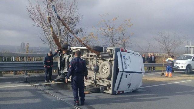 Tem Otoyolunda Su Yüklü Araç Devrildi, Trafik Kilitlendi