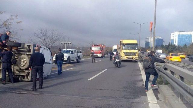 Tem Otoyolunda Su Yüklü Araç Devrildi, Trafik Kilitlendi