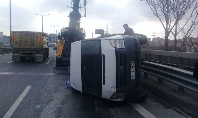 Tem Otoyolunda Su Yüklü Araç Devrildi, Trafik Kilitlendi