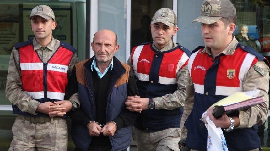 Evde Balık Temizleyen Karısını Keserle Hastanelik Etti