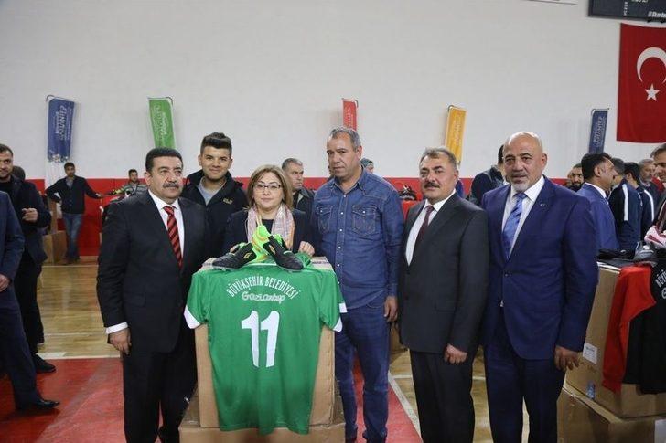 Gaziantep’te Bin 500 Amatör Futbolcuya Malzeme Yardımı Yaptı G1