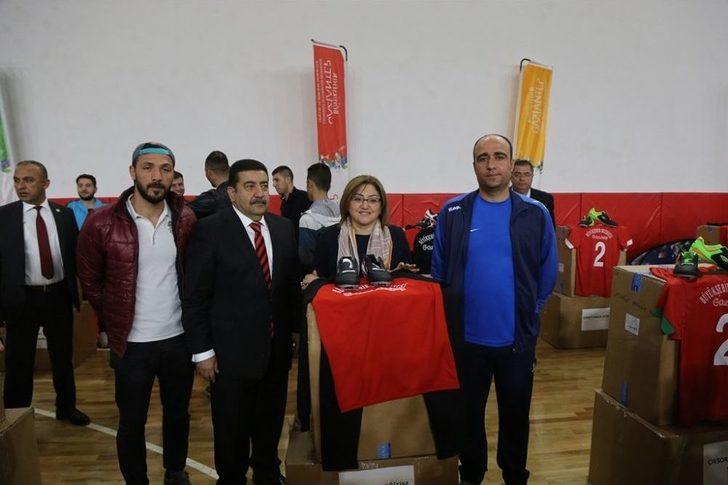 Gaziantep’te Bin 500 Amatör Futbolcuya Malzeme Yardımı Yaptı G2