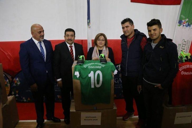 Gaziantep’te Bin 500 Amatör Futbolcuya Malzeme Yardımı Yaptı G3