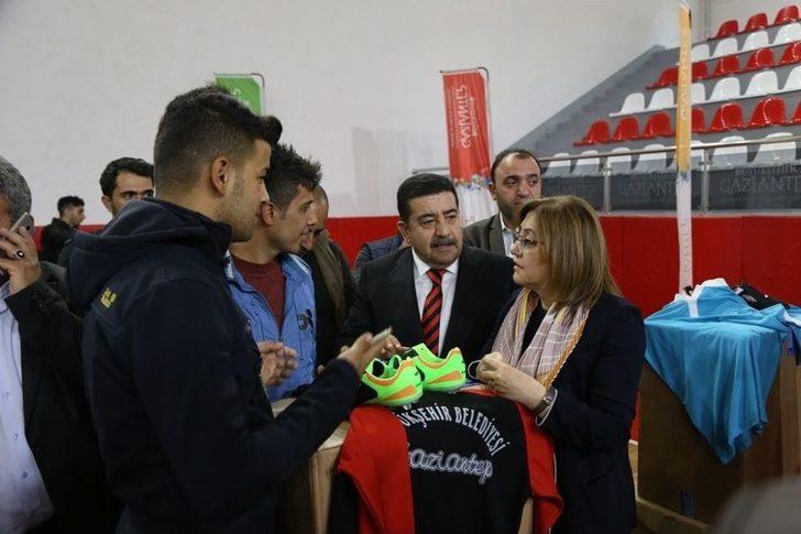Gaziantep’te Bin 500 Amatör Futbolcuya Malzeme Yardımı Yaptı G4