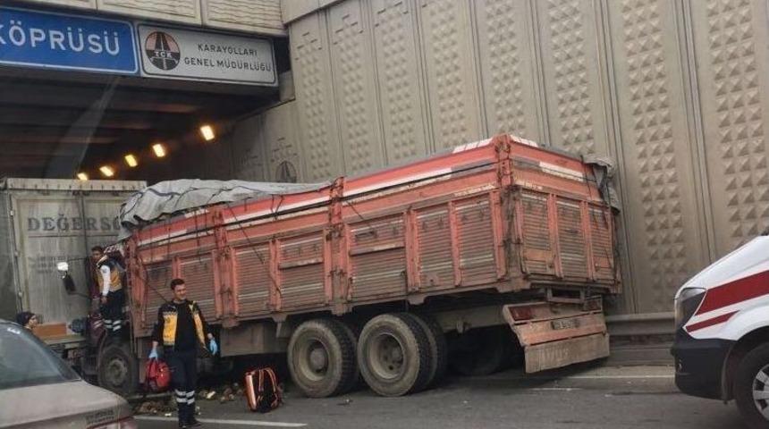 Kamyon İle Tırların Zincirleme Kazasında 1 Kişi Yaralandı