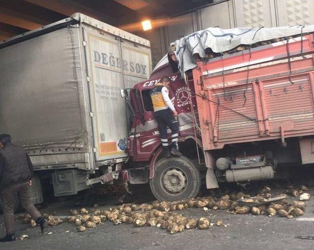 Kamyon İle Tırların Zincirleme Kazasında 1 Kişi Yaralandı