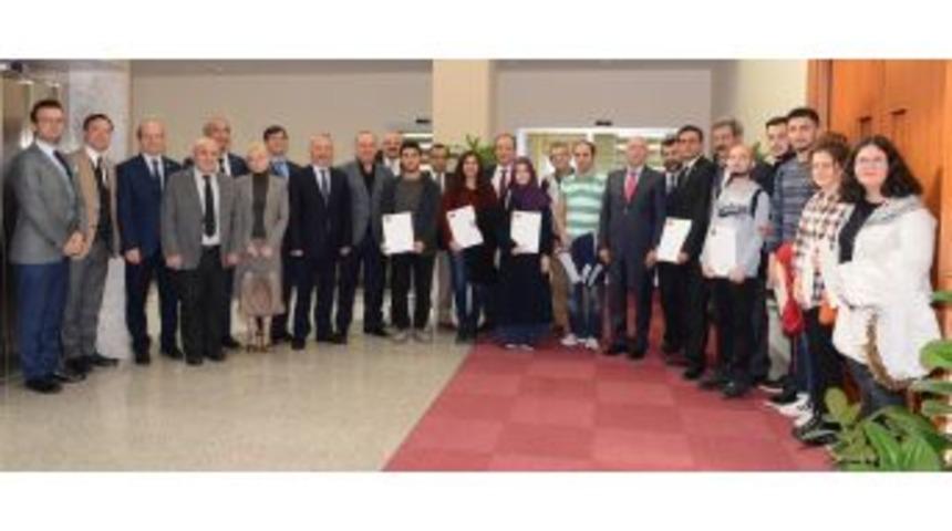 Esog&uuml;&rsquo;de Fak&uuml;ltelerini Birincilikle Kazanan &Ouml;ğrencilere Kutlama Belgeleri Verildi