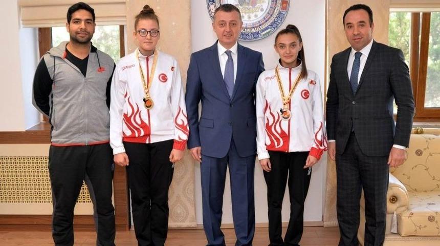 Vali B&uuml;y&uuml;kakın Şampiyonları Kabul Etti